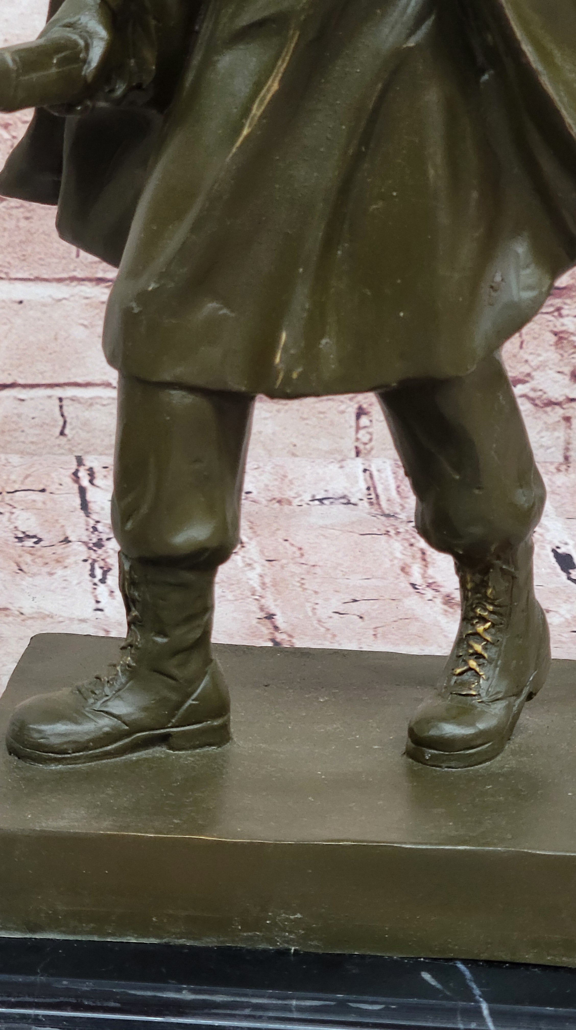 Bronze WWII Radio Operator Soldier – Military Tribute