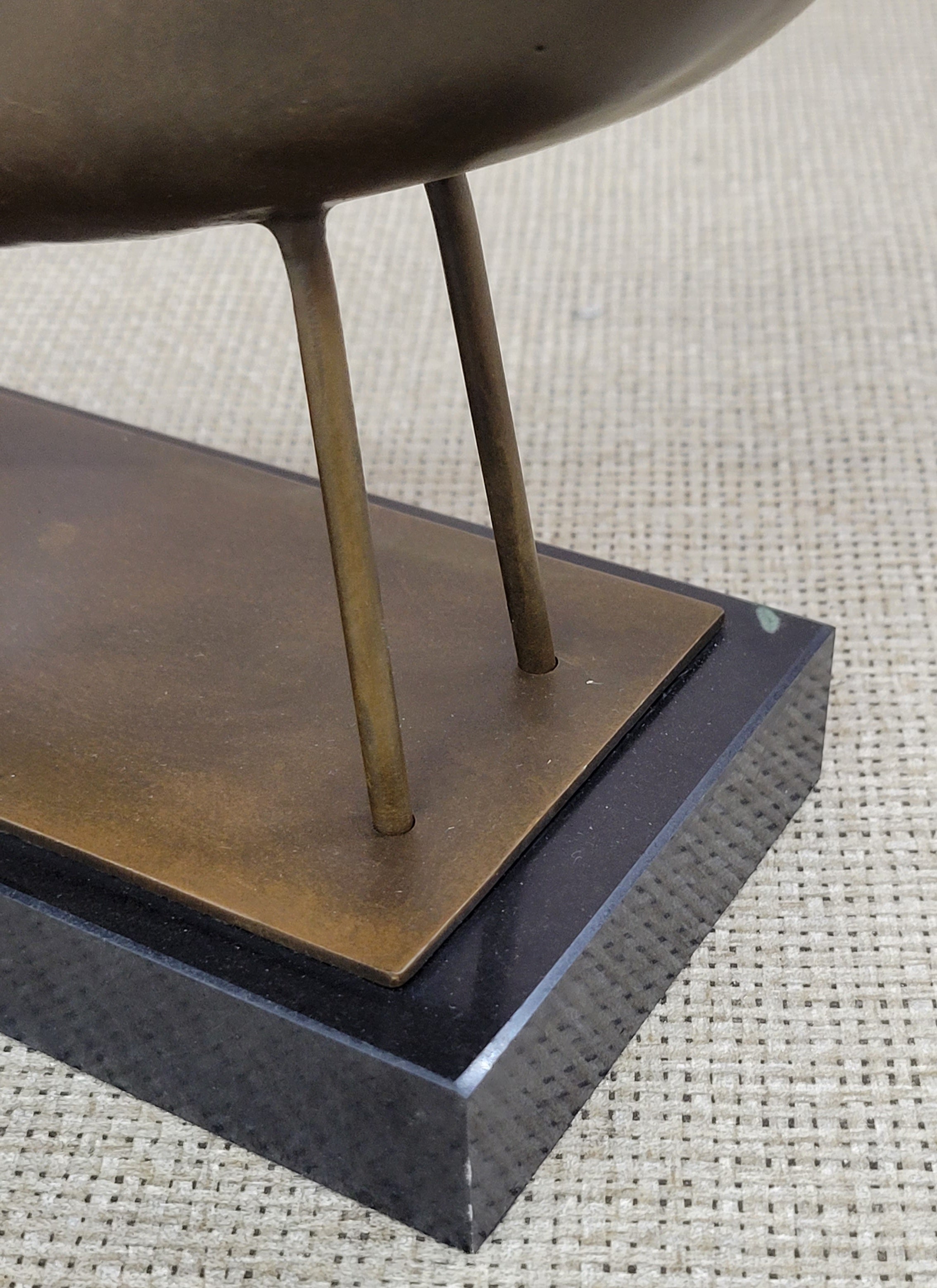 Minimalist Bronze Bird Sculpture – Art Deco Style on Marble