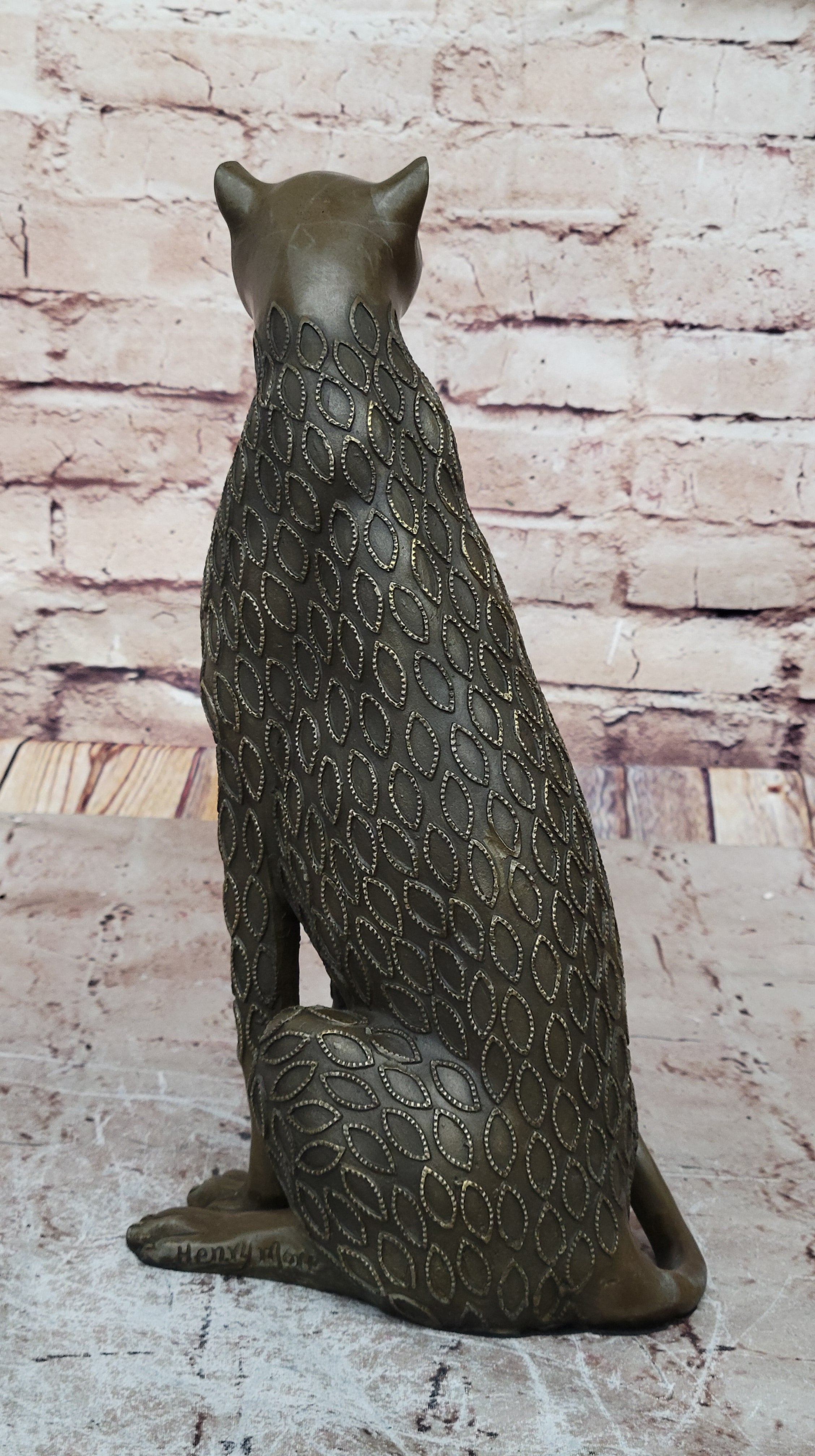 Stylized Bronze Leopard Sculpture – Modern Big Cat Art