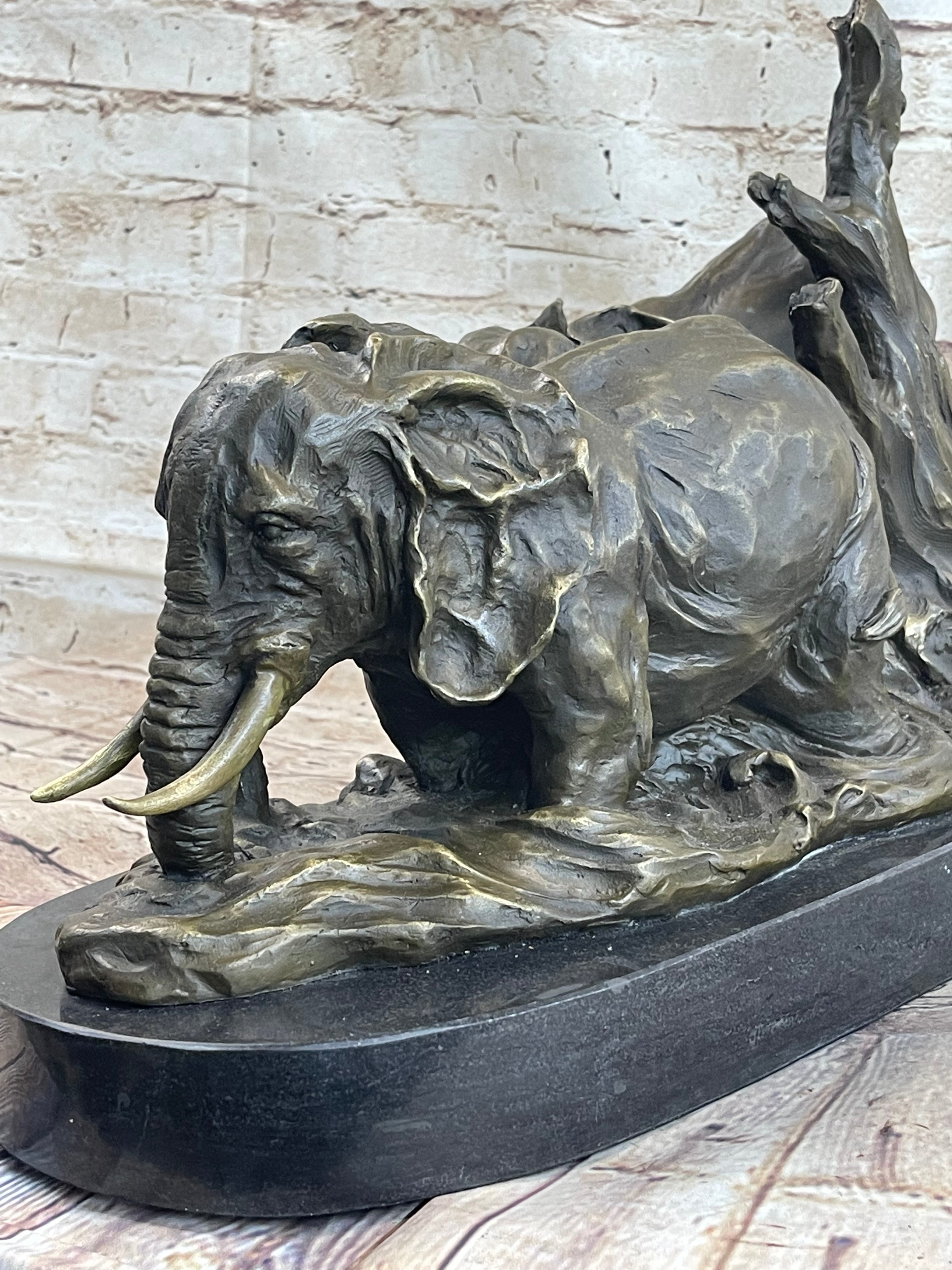 Hot Cast Bronze Sculpture of Two Elephants on Marble Base
